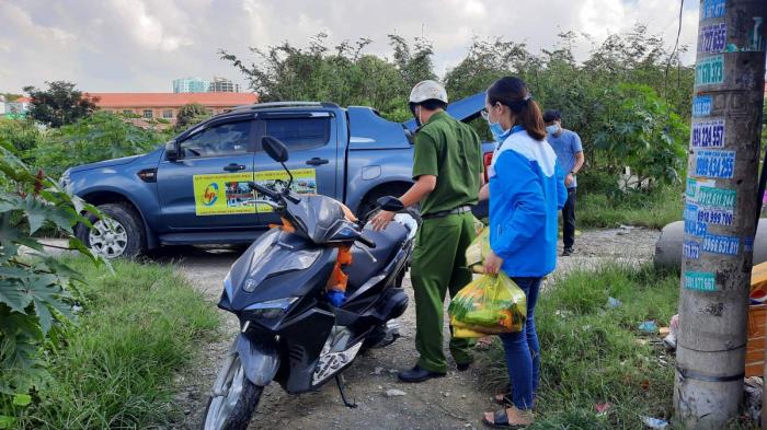 Trao quà đến người dân ở P.Phước Long A, P.Long Phước (ngày 17/09/2021)